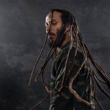 Ziggy Marley, del regazo de su padre en estudios de grabación a una larga y brillante carrera, cuya actualidad lo trae con su décimo quinto álbum, «More Family Time», con invitados como Ben Harper, Sheryl Crow y Alanise Morissette, entre otras figuras