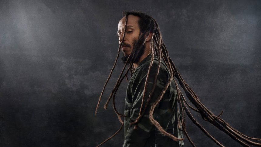 Ziggy Marley, del regazo de su padre en estudios de grabación a una larga y brillante carrera, cuya actualidad lo trae con su décimo quinto álbum, «More Family Time», con invitados como Ben Harper, Sheryl Crow y Alanise Morissette, entre otras figuras