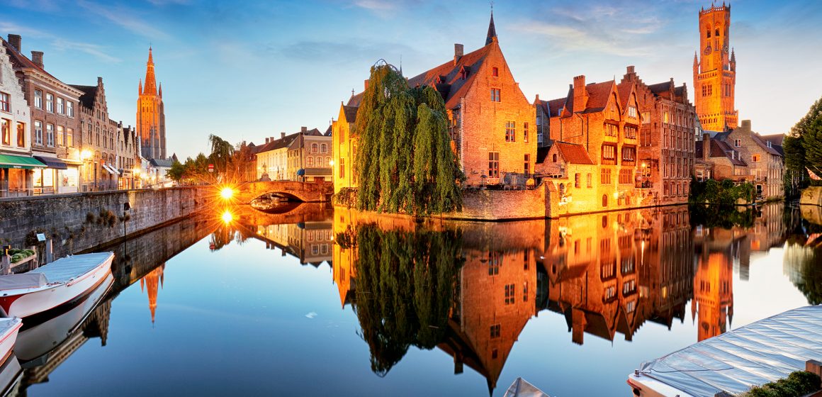 Mágica y medieval, Brujas es también llamada La Venecia del Norte; entre las más románticas, una increíble ciudad belga repleta de canales para recorrer y apreciar sus impresionantes construcciones