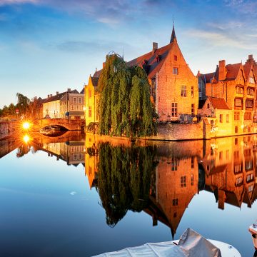 Mágica y medieval, Brujas es también llamada La Venecia del Norte; entre las más románticas, una increíble ciudad belga repleta de canales para recorrer y apreciar sus impresionantes construcciones