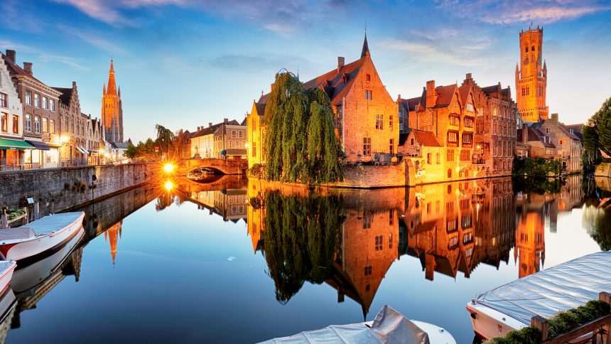 Mágica y medieval, Brujas es también llamada La Venecia del Norte; entre las más románticas, una increíble ciudad belga repleta de canales para recorrer y apreciar sus impresionantes construcciones