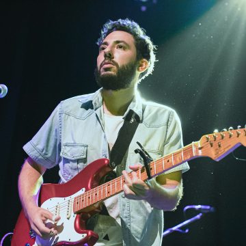Nico Fami, el músico argentino que se radicó en Brasil y es figura notable del ámbito blusero, además de acompañar a gigantes del género