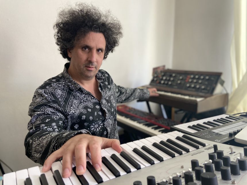 Desde París, Sebastián Volco habla en tiempos de pandemia, antes de un show vía web: “Aquí en Francia se puede viajar en transporte público, los bares y restaurantes están abiertos, pero aún no está permitido organizar conciertos de manera normal»