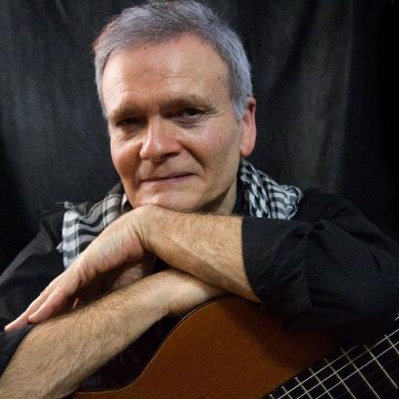 Javier Peñoñori: “El silencio tiene valor en la música como en la escritura, sin el silencio no hay música y sin silencio no hay poesía; en la guitarra he aprendido el valor que tienen los silencios como fuerza que le da a la misma interpretación”