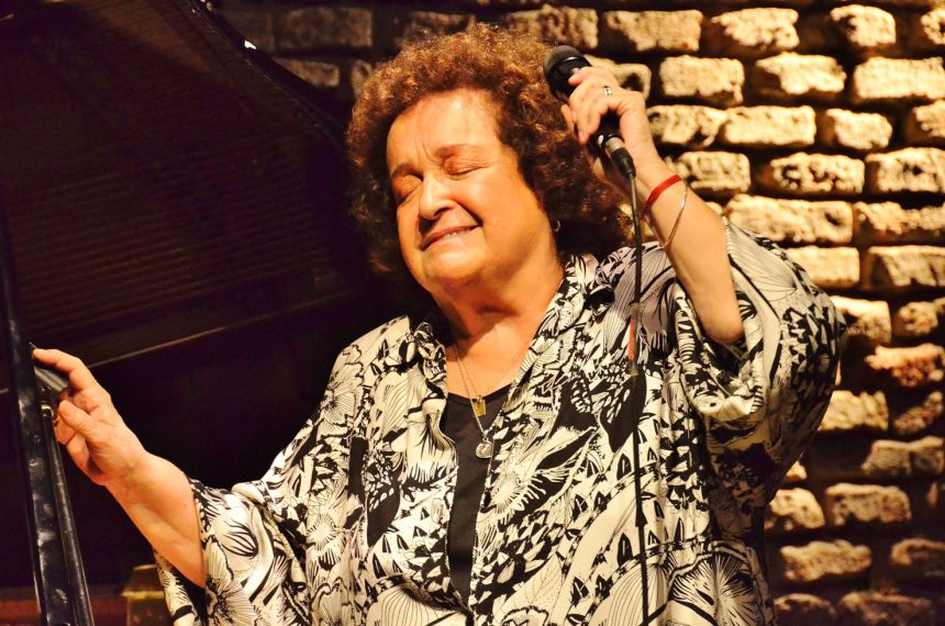 Marian Farías Gómez, música: «Yo canté en Rusia, y un día le pregunté al productor que nos llevó: ‘¿Por qué creen que el comunismo es la forma ideal de vida y no permiten que entre y salgan a gusto?’ ; me contestó: ‘Porque el capitalismo tiene muchos atractivos que enferman la cabeza del hombre’ «
