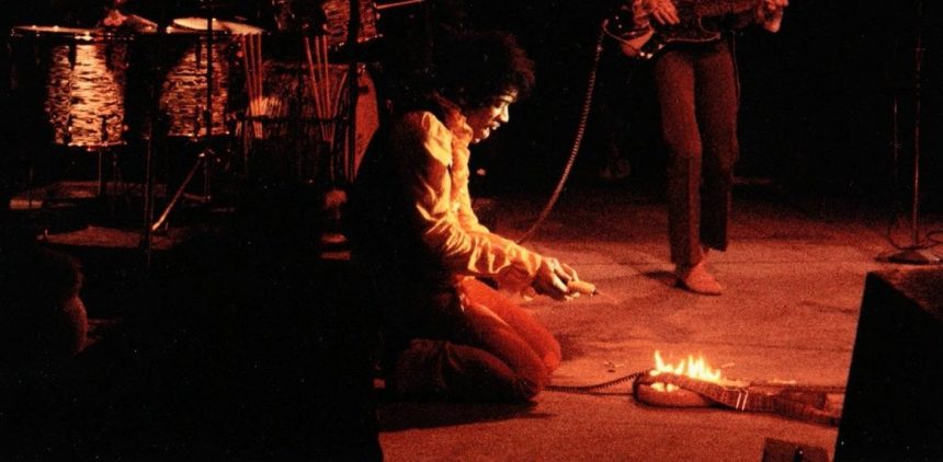 A 50 años del fallecimiento de Jimi Hendrix, el astro que hacía el amor a su Stratocaster cada vez que se subía a un escenario, la piedra angular para todo lo que llegó después; sin duda, el mejor guitarrista de la historia