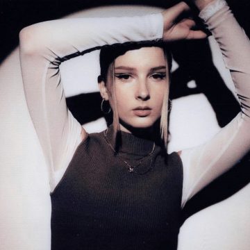 Desde Australia, Chimes habla sobre su single pop «Whorship»: «Trata sobre sentirse poderoso y peligroso, recuperando un poco de poder en la vida»