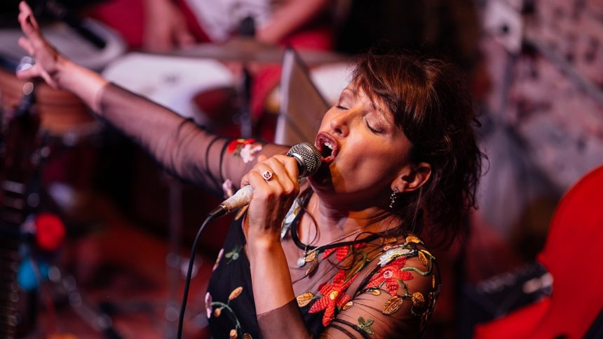 Lorena Astudillo habla sobre «Crisálida», su nuevo álbum: «Está  ligado con un momento personal de aquietar y replegarse para poder crear con autenticidad y a la vez alineado con el momento presente de inmensa mutación, de caídas de viejos paradigmas»