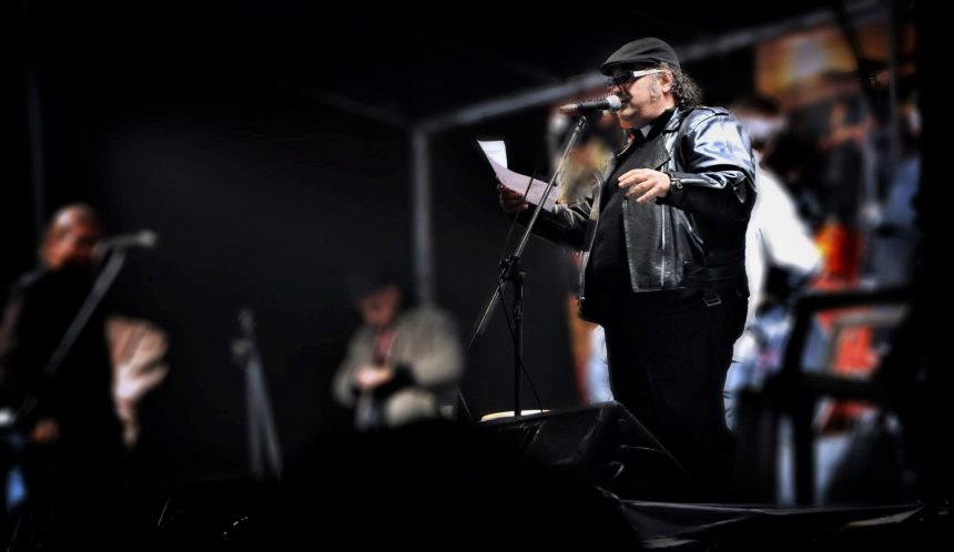 Padre César, cura rockero: “Pity Álvarez me regaló una cruz; la traje a mi casa y él se alegró muchísimo, es una cruz muy linda que tiene todo el Padrenuestro hecho artesanalmente”