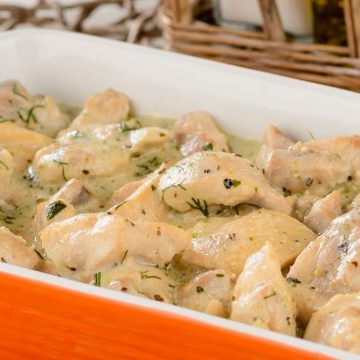 Salsa Bechamel en pechuga de pollo: un exquisito moje en pollo en honor a Louis de Bechamel, jefe de la casa real del rey francés Luis XIV, quien era un gran aficionado a la cocina