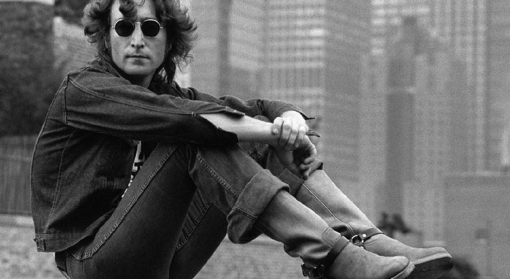 John Lennon cumpliría 80 años. Un verdadero hito de la música y la cultura popular global que le cantó a la mujer, a los hijos y a toda la humanidad. La leyenda y el sueño están vivos.