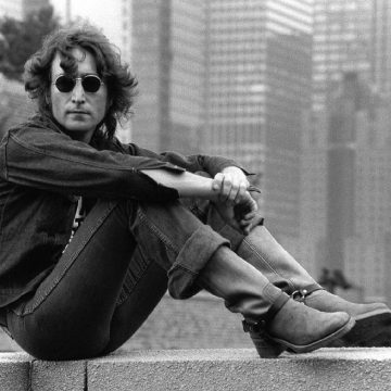 John Lennon cumpliría 80 años. Un verdadero hito de la música y la cultura popular global que le cantó a la mujer, a los hijos y a toda la humanidad. La leyenda y el sueño están vivos.