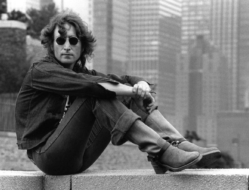 John Lennon cumpliría 80 años. Un verdadero hito de la música y la cultura popular global que le cantó a la mujer, a los hijos y a toda la humanidad. La leyenda y el sueño están vivos.