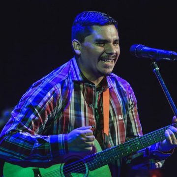 El músico Leandro Barreto destila música popular argentina y latinoamericana que se reflejan en «En viaje» y otras canciones de su obra
