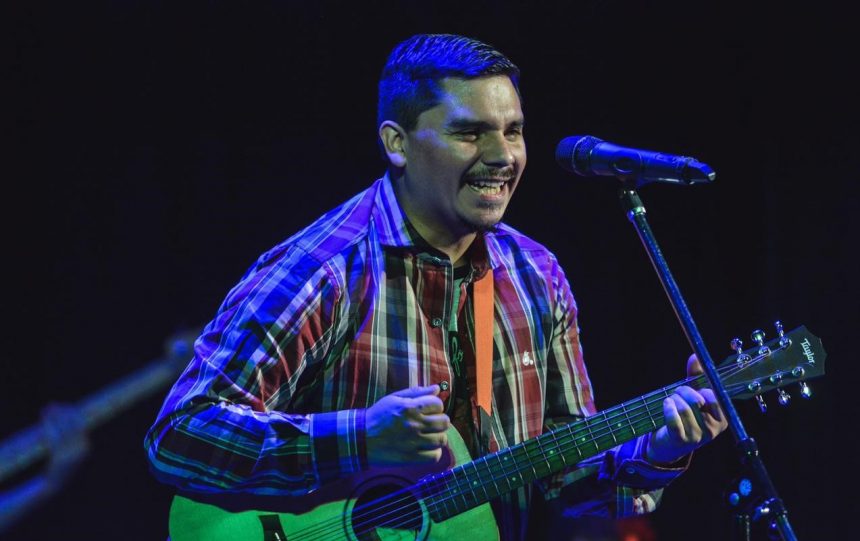 El músico Leandro Barreto destila música popular argentina y latinoamericana que se reflejan en «En viaje» y otras canciones de su obra
