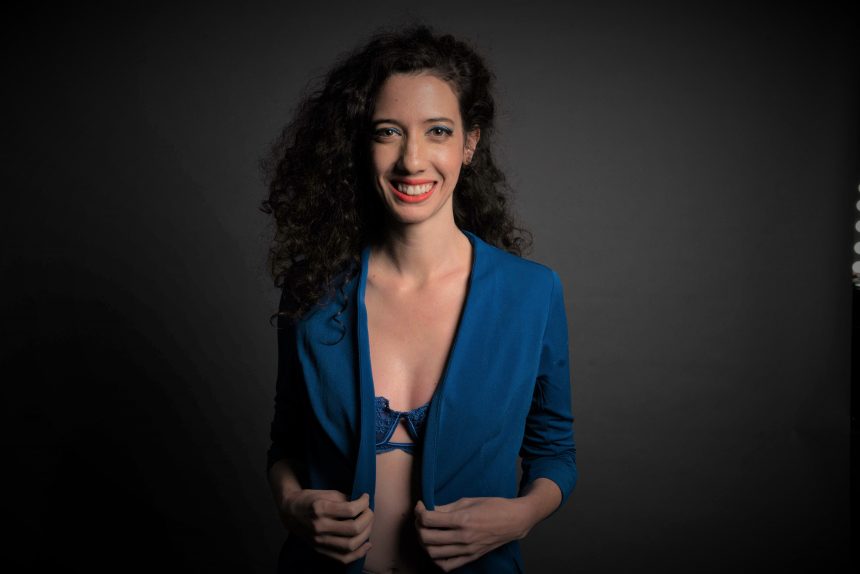 Desde Tucumán, Timna Comedi, joven artista israelí que además vivió en diferentes países, habla del rol de la mujer en el ambiente musical tradicional local: “En una guitarreada de hombres decir ‘yo agarro la guitarra’ es romper una barrera que va de la mano de situaciones planteadas desde lo cultural”