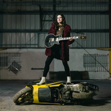 La puertorriqueña Neysa Blay desarrolla electro pop acústico y sorprende con sus temáticas:  en «Destrúyeme» como en otras canciones enfoca en las relaciones interpersonales pasionales