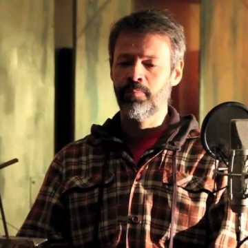 Gabo Ferro, poeta, escritor, historiador, docente y cantautor que supo dejarse llevar por sus sentidos y sentires; paseó desde el hardcore  como músico junto a Porco, hasta su formato de canción inteligente, idónea, pensante y sensible en su prolífera trayectoria como solista independiente