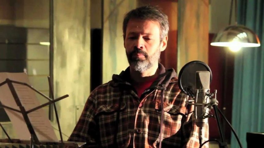 Gabo Ferro, poeta, escritor, historiador, docente y cantautor que supo dejarse llevar por sus sentidos y sentires; paseó desde el hardcore  como músico junto a Porco, hasta su formato de canción inteligente, idónea, pensante y sensible en su prolífera trayectoria como solista independiente