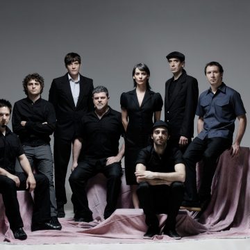 El colectivo Bajofondo, con su fusión de calidad, sigue desarrollando novedades sonoras: se trata del turno de «Bailarín Remix by Otnicka», una reinterpretación de un ícono de la electrónica europea