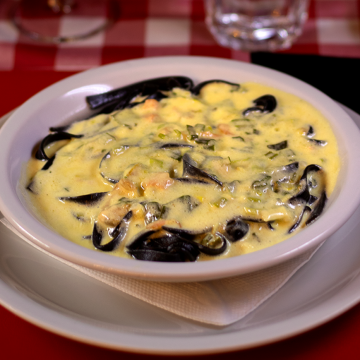 Para nativos y visitantes, la salsa de hongos de pino es el sabor por excelencia que marida con carnes y vinos en la Patagonia