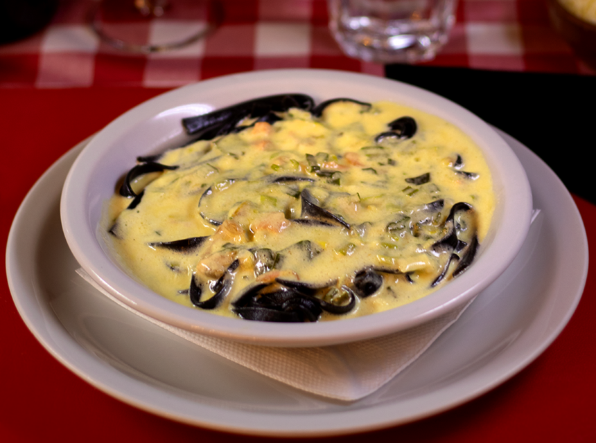 Para nativos y visitantes, la salsa de hongos de pino es el sabor por excelencia que marida con carnes y vinos en la Patagonia