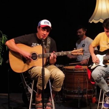 Woodlock, banda acústica – folk integrada por dos hermanos neozelandeses y un australiano, presenta «Collateral», una de las canciones que grabó entre un garage y estudios de grabaciones