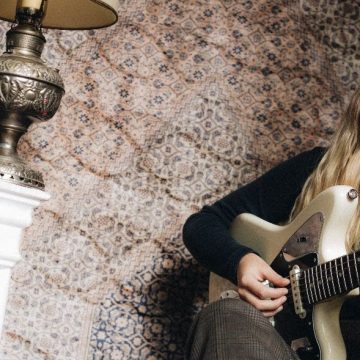 María Codino sigue adelantando canciones de su EP debut como solista, en el que el pop guitarrero es su marca registrada