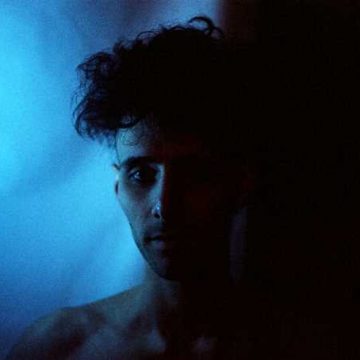 El músico bonaerense Lucas Pérez sigue deslumbrando con singles como «Sombras brillantes», donde abundan estilos pop, trip hop y rock fresco