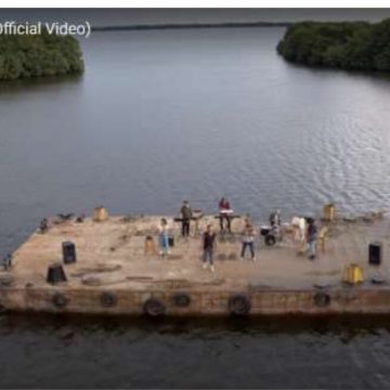 Carlos Vives presenta el clip de «Cumbiana, La Canción desde el Territorio», filmado en el Río Grande, donde fue el leitmotiv de su última obra