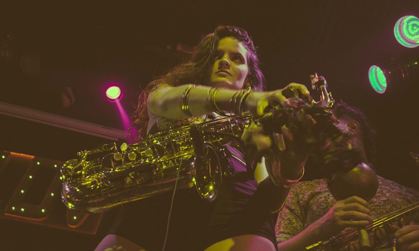 Agustina Massara, saxofonista de La Delio Valdez: “Creo que aportamos una cuota a la historia de la cumbia, que es larga; aparte, tiene la característica que es la tierra, y es de América, porque cada país la va tomando y la hace propia como en Perú, Chile, Argentina, Colombia”