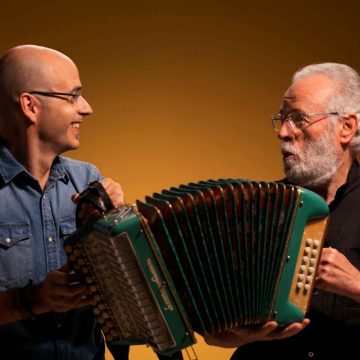Korrontzi es un emblemático grupo de música folk vasca, que por estos día da a luz un llamativo libro – disco llamado «Koplariak», con letras de Xabier Amuriza, reconocido bertsolari, escritor e investigador