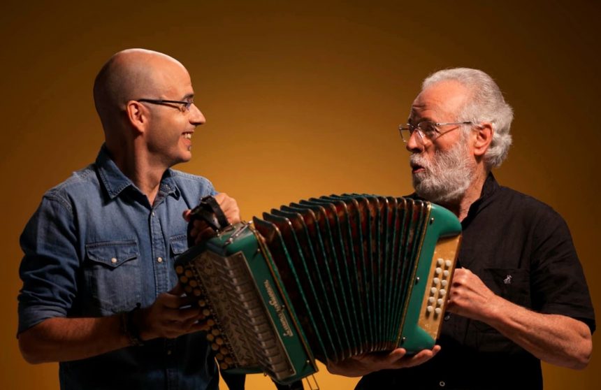 Korrontzi es un emblemático grupo de música folk vasca, que por estos día da a luz un llamativo libro – disco llamado «Koplariak», con letras de Xabier Amuriza, reconocido bertsolari, escritor e investigador