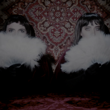 El grupo electropop Miranda! comparte su canción y video «Entre las dos» junto a  la chilena Javiera Mena: «El beat parte con un loop de corte étnico / world y sobre este Javiera improvisó unos acordes y programamos juntos la batería y el bajo», revela Ale Sergi