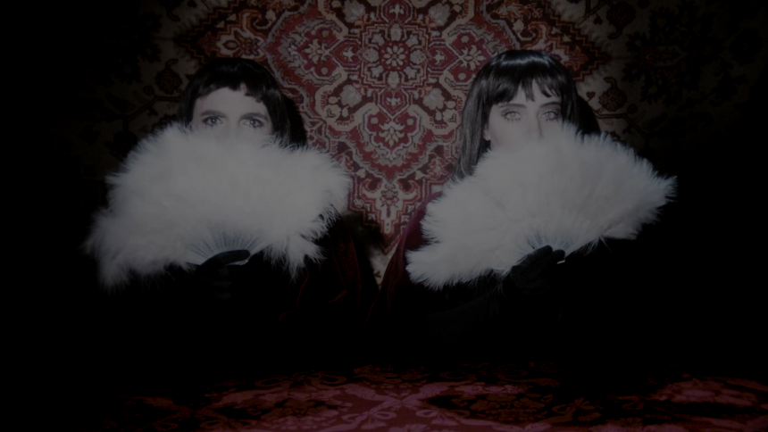 El grupo electropop Miranda! comparte su canción y video «Entre las dos» junto a  la chilena Javiera Mena: «El beat parte con un loop de corte étnico / world y sobre este Javiera improvisó unos acordes y programamos juntos la batería y el bajo», revela Ale Sergi
