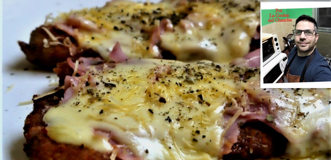 Milanesa Napolitana, una receta que nació en Buenos Aires en la década del 40 en el restaurante Nápoli de Jorge La Grotta: tras pasarse de punto de cocción la milanesa, la solución fue quitar el pan rallado endurecido e implementarle la salsa de tomate, el jamón y el queso