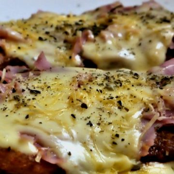 Milanesa Napolitana, una receta que nació en Buenos Aires en la década del 40 en el restaurante Nápoli de Jorge La Grotta: tras pasarse de punto de cocción la milanesa, la solución fue quitar el pan rallado endurecido e implementarle la salsa de tomate, el jamón y el queso