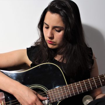 La fueguina Luisina Kippes y su fenomenal combinación de raíz folclórica y música académica contemporánea