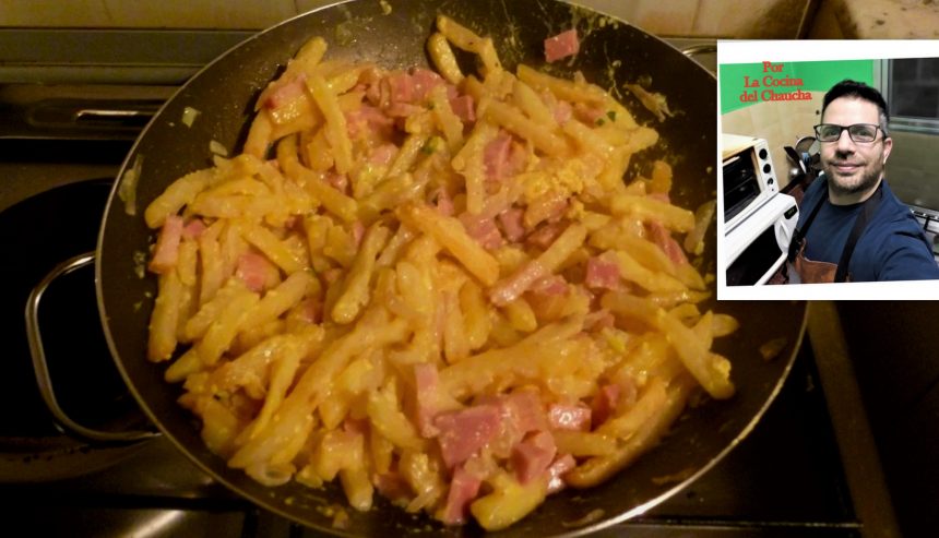 Revuelto Gramajo, un plato que tiene dos versiones de su origen: una, el playboy Arturo Gramajo solía dejar sus ingredientes para cuando regresaba de salidas de madrugada a su casa; la otra, Arturo y Horacio Gramajo, tras realizar una experiencia culinaria en el restaurant porteño Río Bamba