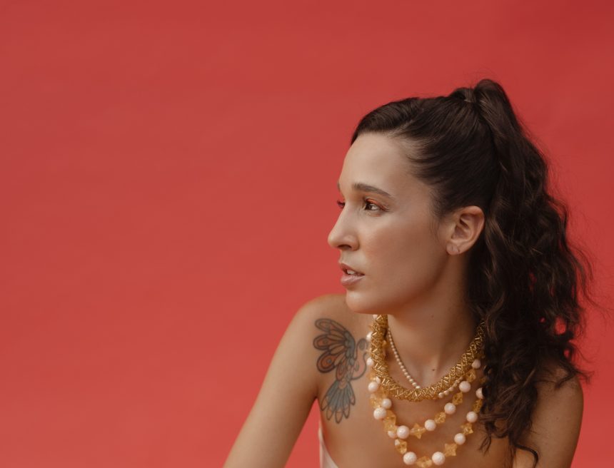La puertorriqueña iLe presenta su canción «Donde nadie respira»: «Espero motivar a que la gente se involucre. Tomar acciones para enfrentar a los que tengan poder y encarar los problemas en la sociedad para progresar de verdad»