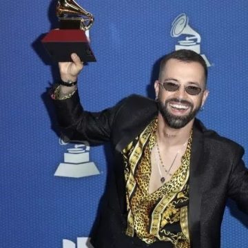 El colombiano Mike Bahía, ganador de un Grammy 2020, habla sobre su tema nuevo, «Quiéreme»: «Para mí es muy importante poder juntar todas las cosas que conforman mi estilo de vida, navegar, hacer música y tocar en vivo, son tres de las más importantes y las pude juntar para la creación tanto visual como sonora»