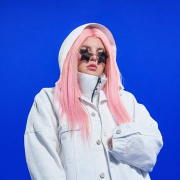 La joven australiana Tones And I habla de su canción nueva «Fly Away»: «Trata sobre perseguir nuestros sueños, alcanzar las metas y la realidad que eso conlleva»