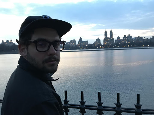 El marplatense Tommy Raiz sigue adelantando singles de su primer EP solista: esta vez se trata de «Son tantos colores», mezcla de pop electrónico, trap y rap