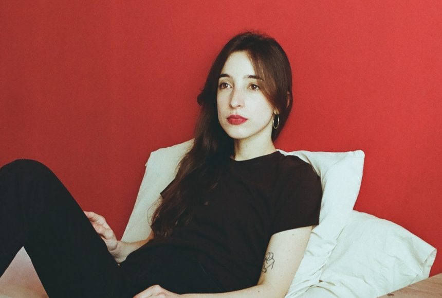 La guitarrista y cantante Mora Riel seduce con la canción «Mil días», que incluye dulces melodías con guitarras reverberantes, sintetizadores y beats de hip hop suave
