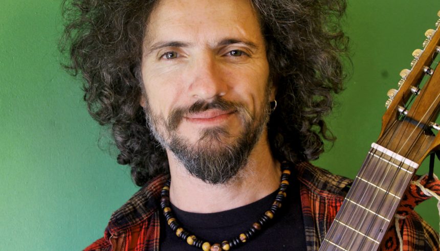 Agustín Ronconi, sobre su álbum “Músicas mochileras”: “El disco me tuvo muy feliz, pasando las mañanas tomando mate, grabando y editando. Y, de alguna manera, fue viajar con la imaginación”