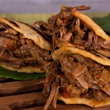 Arepas, un clásico en Venezuela y Colombia: alimento que existió antes de la llegada de los españoles a  América. Existían instrumentos como piedras de moler y budares que se utilizaban para hacer preparaciones de maíz, además de unas planchas circulares que se usaban para tostar