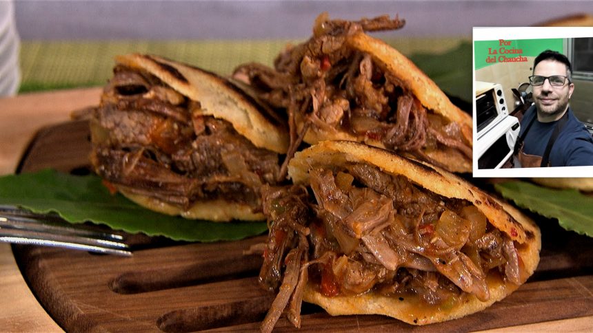 Arepas, un clásico en Venezuela y Colombia: alimento que existió antes de la llegada de los españoles a  América. Existían instrumentos como piedras de moler y budares que se utilizaban para hacer preparaciones de maíz, además de unas planchas circulares que se usaban para tostar