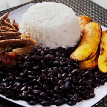 El Pabellón Criollo es un plato tradicional de Venezuela, reconocido como el plato nacional por excelencia; era la comida de negros y esclavos, que forma parte de la gastronomía venezolana: en su contenido cuenta con fusión europea, indígena y africana