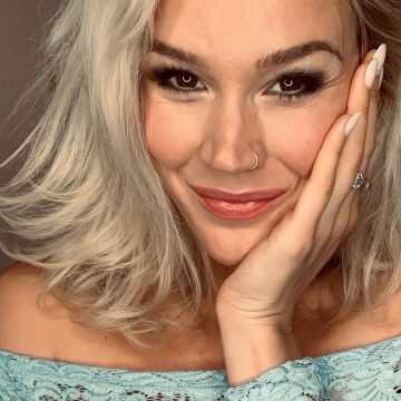 Después de tres años, la inglesa soulera Joss Stone lanza una canción nueva, «Walk with me», mientras que los domingos cocina en vivo desde su Facebook Live a la espera de su maternidad para marzo próximo