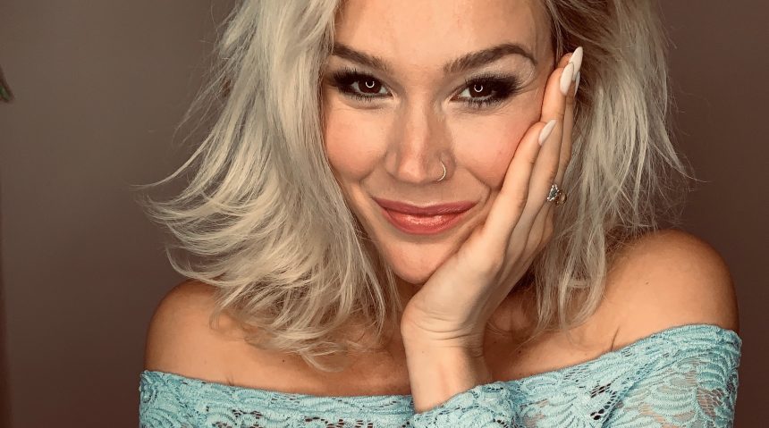 Después de tres años, la inglesa soulera Joss Stone lanza una canción nueva, «Walk with me», mientras que los domingos cocina en vivo desde su Facebook Live a la espera de su maternidad para marzo próximo